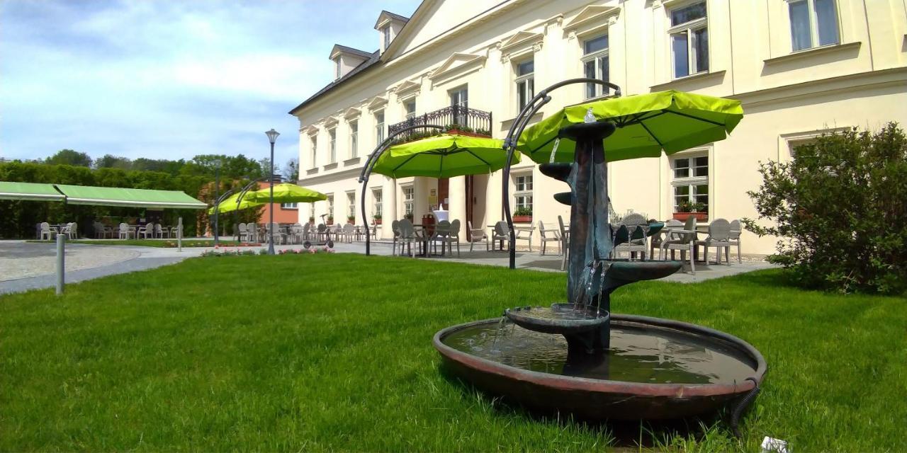 Hotel Zámeček Petrovice - free wellness 3h Petrovice u Karviné Exterior foto