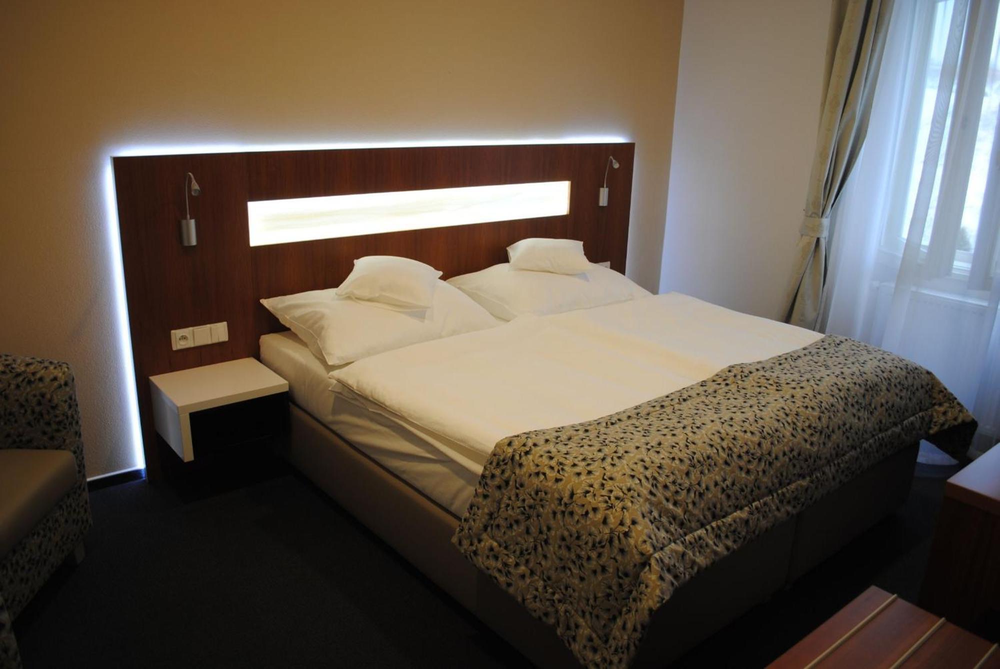 Hotel Zámeček Petrovice - free wellness 3h Petrovice u Karviné Habitación foto